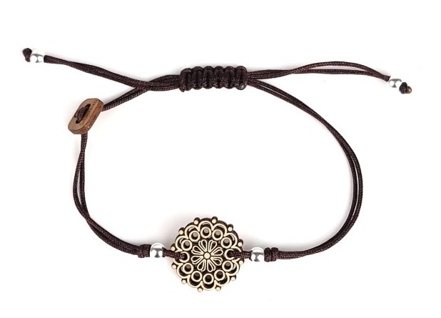 Pulsera redonda de Madera, Aderezo, con Nudo de Macramé y Bolitas. - Imagen 2
