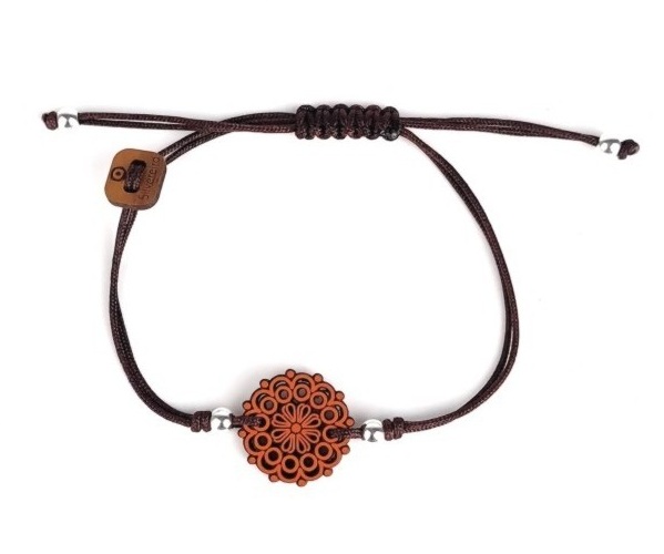 Pulsera redonda de Madera, Aderezo, con Nudo de Macramé y Bolitas. - Imagen 3