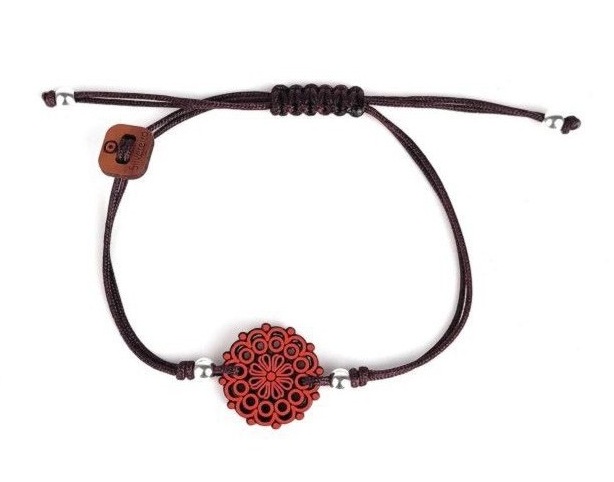 Pulsera redonda de Madera, Aderezo, con Nudo de Macramé y Bolitas.