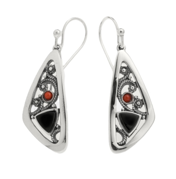 Pendientes de gancho en Plata Primera de Ley, con Azabache y cabujones de Coral. Artesanía de Galicia.